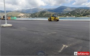 Ασφαλτοστρώνεται το Λιμάνι Αργοστολίου (εικόνες)