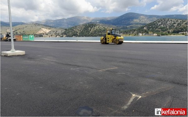 Ασφαλτοστρώνεται το Λιμάνι Αργοστολίου (εικόνες)