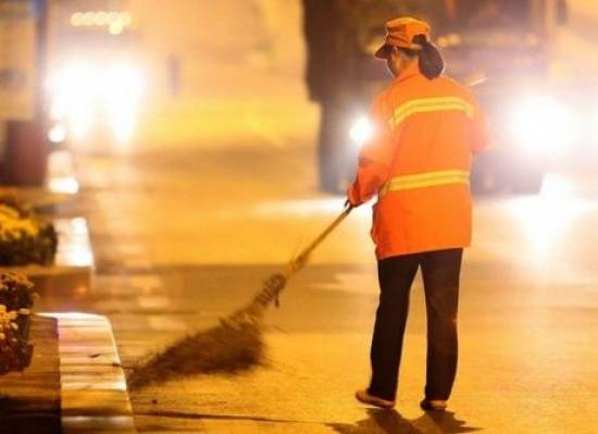 Είναι εκατομμυριούχος και καθαρίζει δρόμους