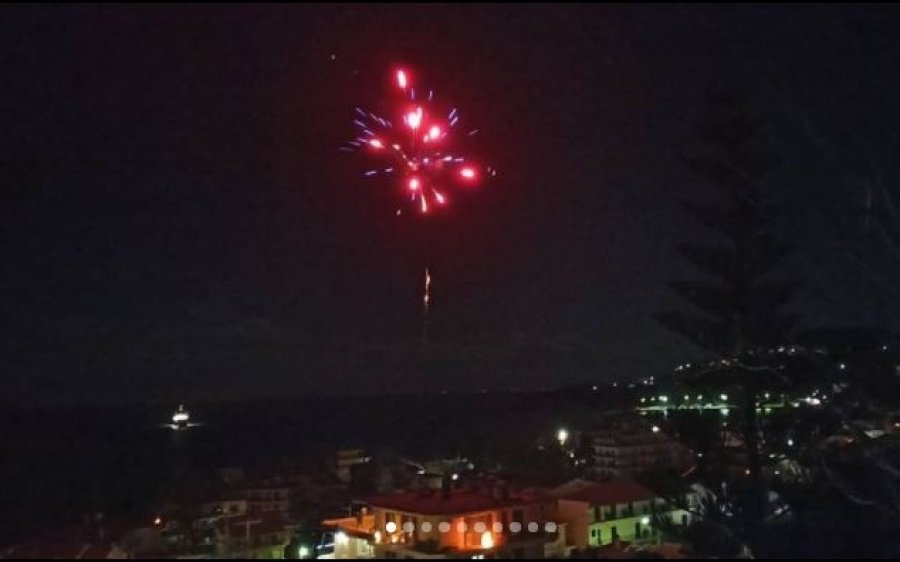 "Σκηνικό" Ανάστασης! Με πυροτεχνήματα υποδέχθηκαν το 2021 στον Πόρο (εικόνες)