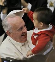 Η ΦΩΤΟ της ημέρας: Μικρός μπόμπιρας πειράζει τον Πάπα