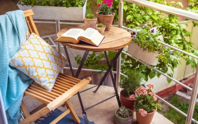 Πώς θα βγάλεις το λεκέ που αφήνει η γλάστρα στη βεράντα