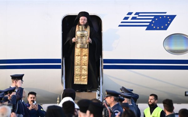 Κεφαλονιά: Με έκτακτη πτήση από τον Βόλο η άφιξη του Αγίου Φωτός το Μεγάλο Σάββατο