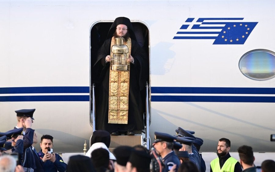 Κεφαλονιά: Με έκτακτη πτήση από τον Βόλο η άφιξη του Αγίου Φωτός το Μεγάλο Σάββατο