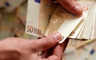 Κατώτατος μισθός 920 ευρώ — Πόσα κερδίζουν οι εργαζόμενοι ανά ηλικία και τριετία