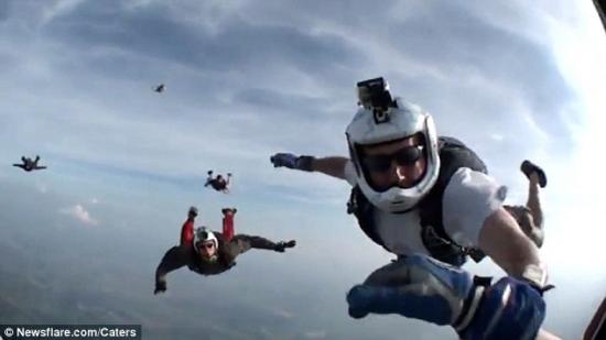 Αλεξιπτωτιστής λιποθύμησε στα 8.000 μέτρα! (video)