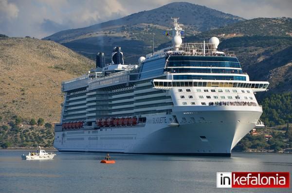 Το γιγαντιαίο κρουαζιερόπλοιο «Celebrity Silhouette» στο Αργοστόλι (εικόνες)