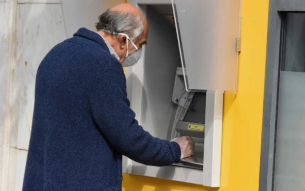 Συντάξεις Μαρτίου: Αντίστροφη μέτρηση για τις πληρωμές σε ΙΚΑ, Δημόσιο, ΟΑΕΕ, ΝΑΤ