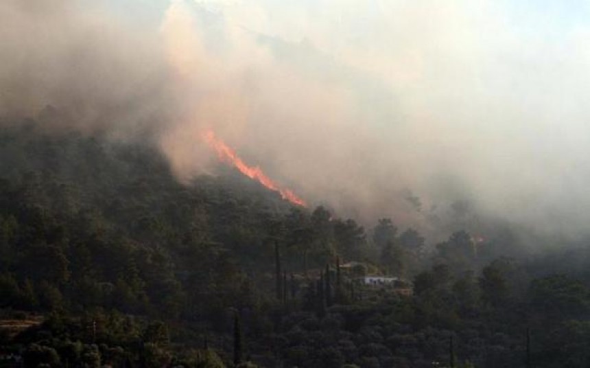 Συνεχίζεται η μάχη με τις φλόγες στα Μέγαρα