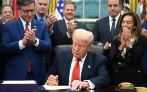 Λήξη του shutdown στις ΗΠΑ μετά από 43 ημέρες - Ο Τραμπ υπέγραψε τη συμφωνία