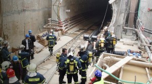 Ο μετροπόντικας... τυφλώθηκε και τρύπησε αυλή σπιτιού στη Νίκαια!