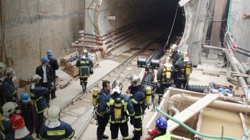Ο μετροπόντικας... τυφλώθηκε και τρύπησε αυλή σπιτιού στη Νίκαια!