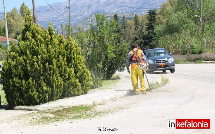 Με τα... μηχανήματα ανά χείρας! Εργασίες καθαριότητας στις Λαϊκές Κατοικίες Αργοστολίου  (εικόνες)