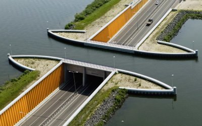 Η εντυπωσιακή υδάτινη γέφυρα στην Ολλανδία
