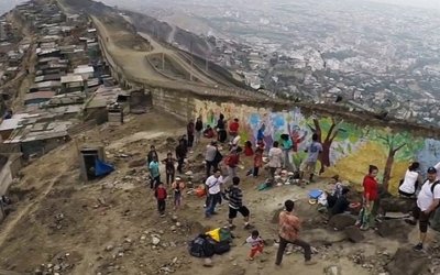 Περού: Κατεδαφίζεται το «τείχος της ντροπής» που χωρίζει φτωχογειτονιές από πλούσιες κατοικίες