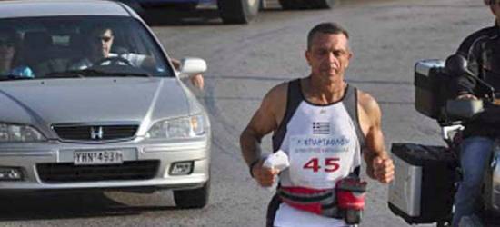 Τρέχει με ποδήλατο από τη Ναύπακτο στην Αθήνα για το σχέδιο «Αθηνά»