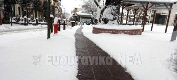 Το Καρπενήσι πρωτοπορεί και εντυπωσιάζει: Θερμαινόμενα πεζοδρόμια λιώνουν το χιόνι! [εικόνες]