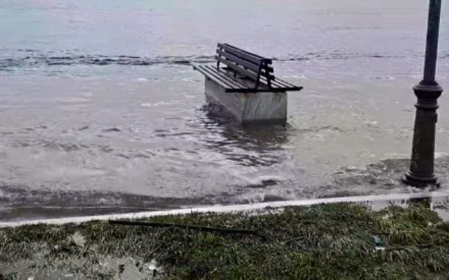 Η κακοκαιρία «ένωσε» θάλασσα και στεριά στην παραλία της Πρέβεζας - Πλημμύρες σε όλο το Ιόνιο