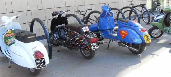 Το γύρο του κόσμου με Vespa θα κάνουν τρεις Έλληνες