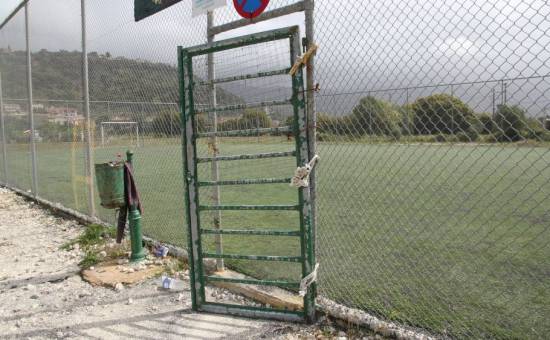 Το εγκαταλειμμένο γήπεδο 5Χ5 στα Περατάτα (pics)