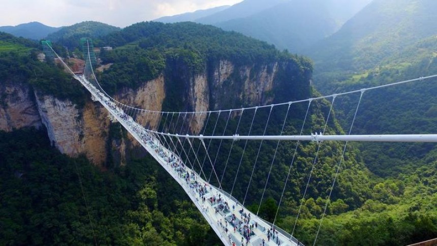 Η μεγαλύτερη και ψηλότερη γυάλινη γέφυρα του κόσμου
