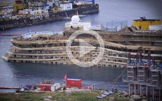 Ορθιο ξανά το Costa Concordia (video)