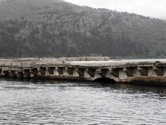 Επιτροπή Κινητοποίησης για τη Γέφυρα Αργοστολίου:«Ο κ. Μπεριάτος θέλει φιέστες αδιαφορώντας από τις επιπτώσεις απ’ το κλείσιμό της»