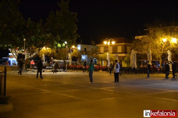 Με συναυλία σε... άδεια πλατεία άρχισαν οι Χριστουγεννιάτικες εκδηλώσεις στο Ληξούρι