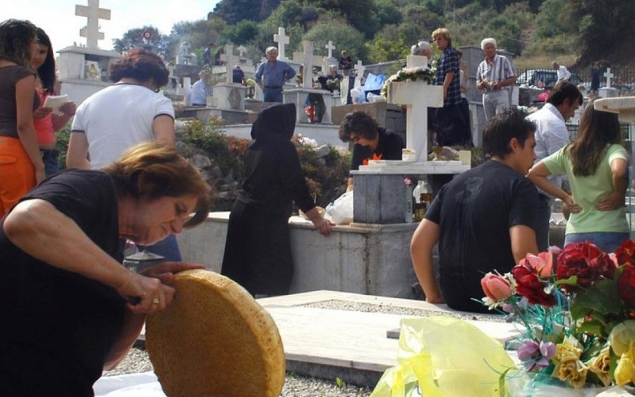 Ψυχοσάββατο: Γιατί η θρησκεία και η παράδοση μας οδηγούν στο να τιμούμε τους νεκρούς