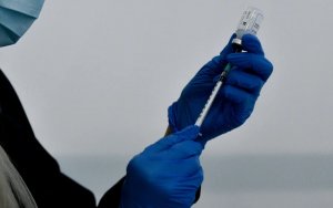 Καπραβέλος για νέο κύμα έξαρσης την Άνοιξη, τα 3 «όπλα» που θα «τελειώσουν» την πανδημία