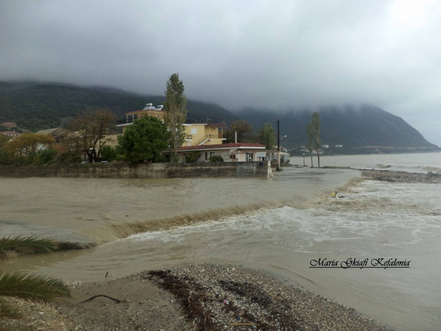 Φούσκωσε το ποτάμι στον Πόρο (εικόνες)