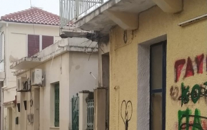 Προσοχή - Αποκολλήθηκε κομμάτι από μπαλκόνι κοντά στην Πειραιώς