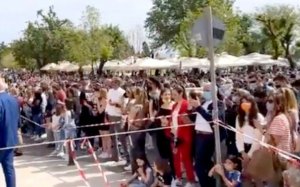 Πάσχα στην Κέρκυρα: Απίστευτος συνωστισμός για το έθιμο των Μπότηδων (VIDEO)