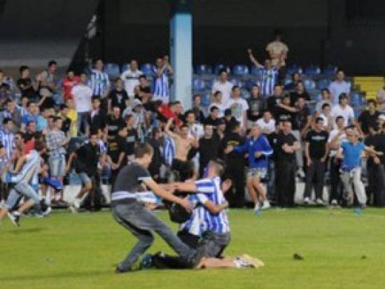 Απίστευτο VIDEO: Οπαδός εισέβαλε στο γήπεδο και σκόραρε με εκτέλεση φάουλ!