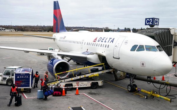 Αεροσκάφος της Delta στο Διεθνές Αεροδρόμιο Σεντ Πολ της Μινεάπολις