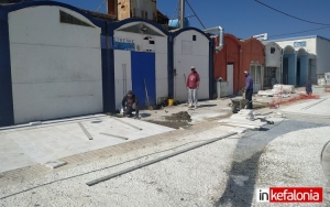 Αργοστόλι: Συνεχίζονται οι εργασίες στο έργο της αγοράς - Πέφτουν οι πλάκες (εικόνες)