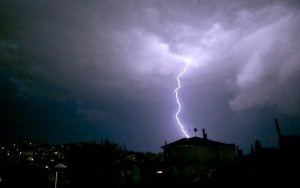 Kαιρός: Καταρρακτώδεις βροχές, κεραυνοί και χαλάζι σε αρκετές περιοχές της Ελλάδας