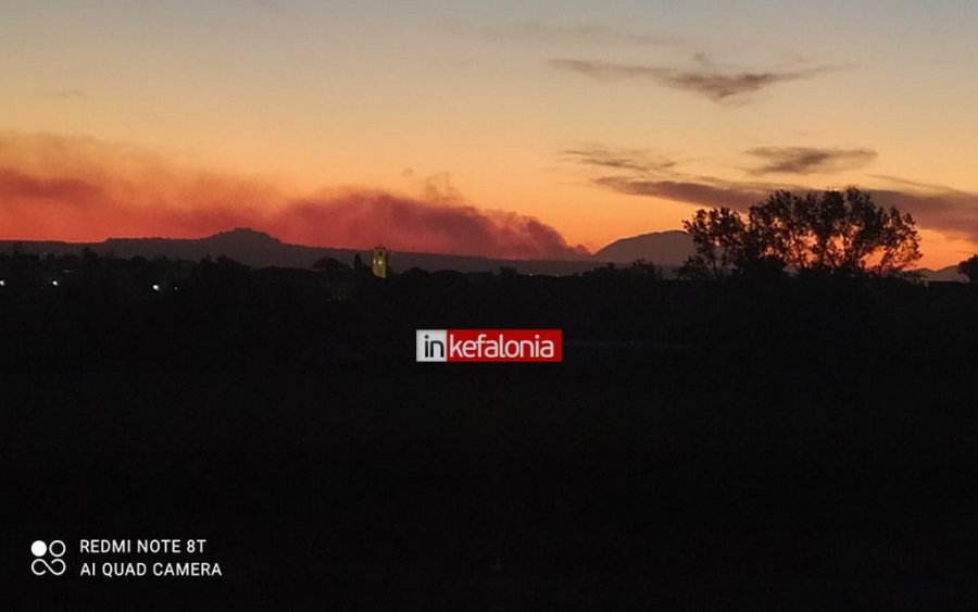 Η μεγάλη πυρκαγιά στην Κεφαλονιά ορατή σε περιοχές της Πελοποννήσου (Upd)
