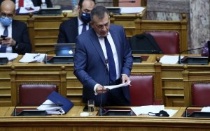 Πώς θα καταβληθεί το Δώρο Χριστουγέννων στους εργαζόμενους, τι είπε ο Βρούτσης