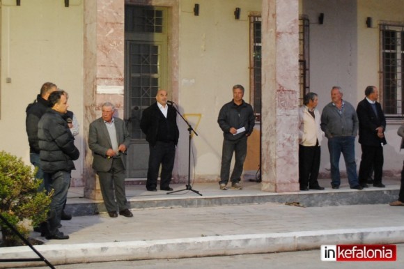 Eίπαν «οχι» στην αποψίλωση του Μαντζαβινάτειου Nοσοκομείου (εικόνες)