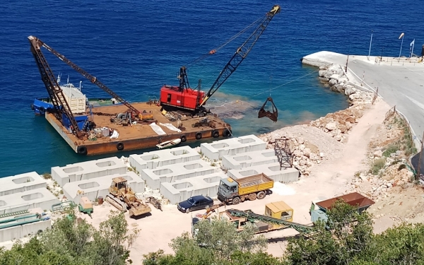Με γρήγορους ρυθμούς προχωράνε τα έργα στο λιμάνι του «Πίσω Αετού»
