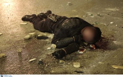 Νέα Σμύρνη: Η στιγμή που τραυματίστηκε αστυνομικός στα επεισόδια (εικόνες)