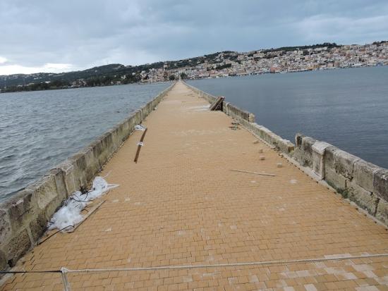 Αντιδρά ο Διονύσης Λυκούδης για την επίστρωση της γέφυρας De Bosset με βιομηχανικούς κυβόλιθους