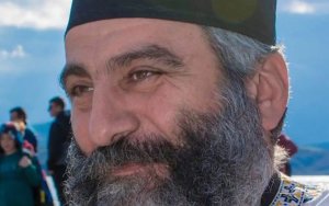 Λεβέντης Παπάς ! Έσωσε με ΚΑΡΠΑ δίχρονο παιδί που έπαθε ανακοπή καρδιάς