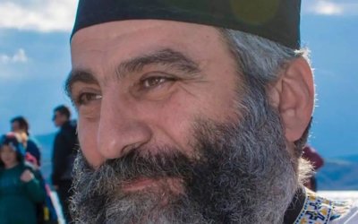 Λεβέντης Παπάς ! Έσωσε με ΚΑΡΠΑ δίχρονο παιδί που έπαθε ανακοπή καρδιάς