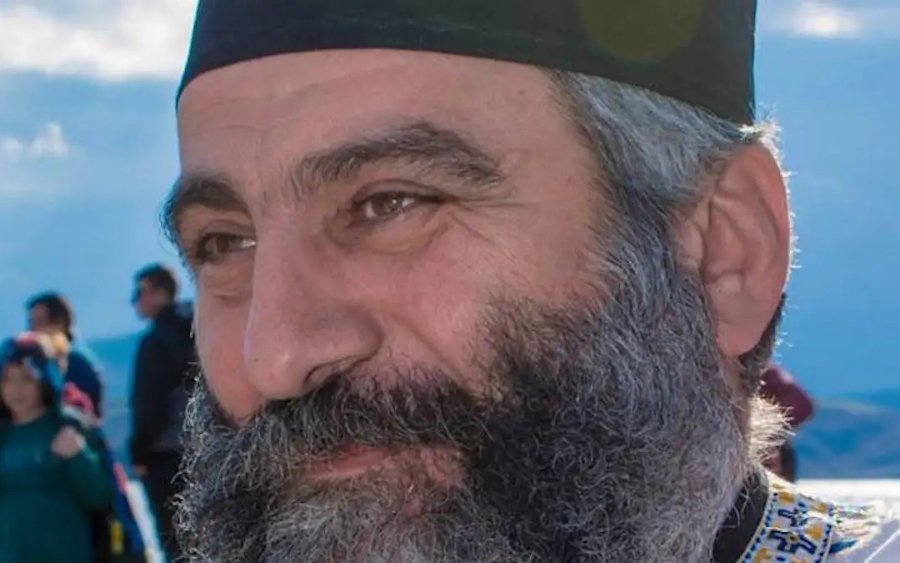 Λεβέντης Παπάς ! Έσωσε με ΚΑΡΠΑ δίχρονο παιδί που έπαθε ανακοπή καρδιάς