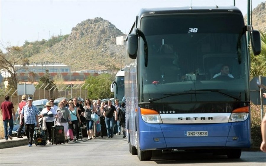 ΚYA για την έκτακτη οικονομική ενίσχυση των τουριστικών λεωφορείων υπέγραψε ο Υπ. Τουρισμού Χάρης Θεοχάρης