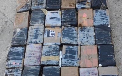 Βρήκαν 100 κιλά κοκαΐνης στον Πειραιά – Κρυμμένα σε κοντέινερ με μπανάνες
