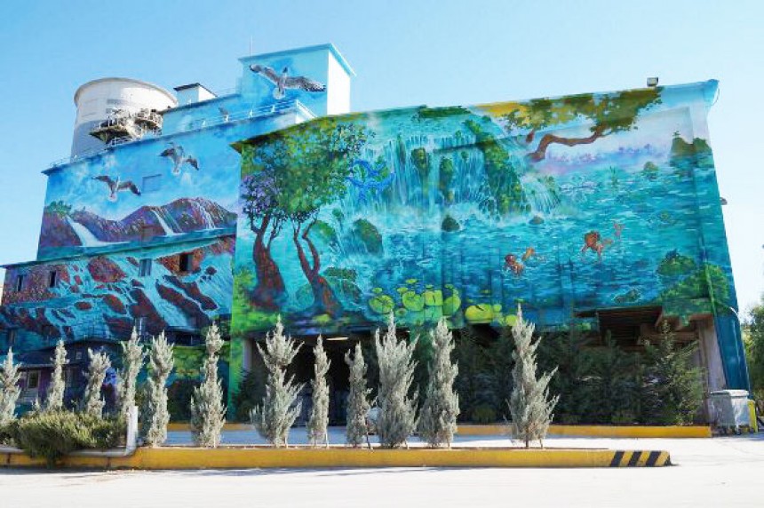 Γκράφιτι “μεταμόρφωσαν” το εργοστάσιο της ΤΙΤΑΝ