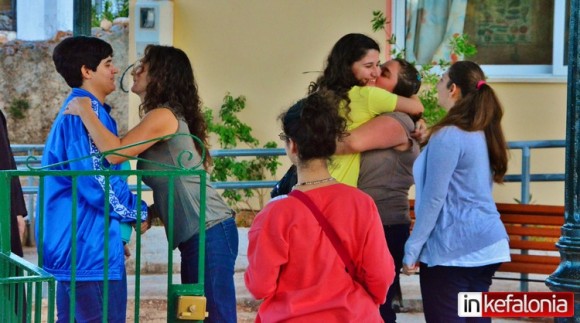 Αυθόρμητη χαρά! Με αγκαλιές, φιλιά και χαμόγελα ξεκίνησε τη νέα χρονιά το Ειδικό Σχολείο Φαρακλάτων (εικόνες + video)